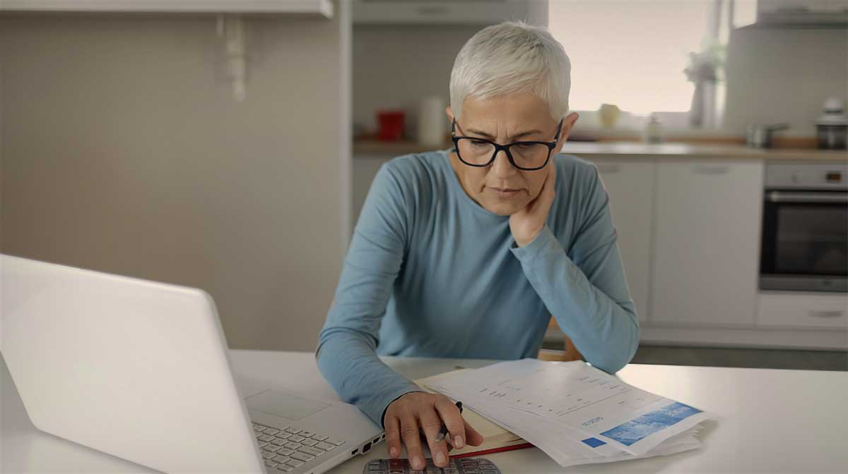 woman budgeting